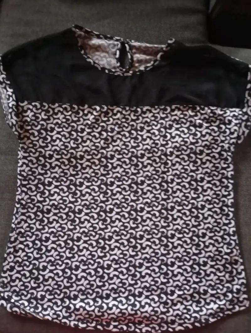 Polera estampada en blanco y negro - 2