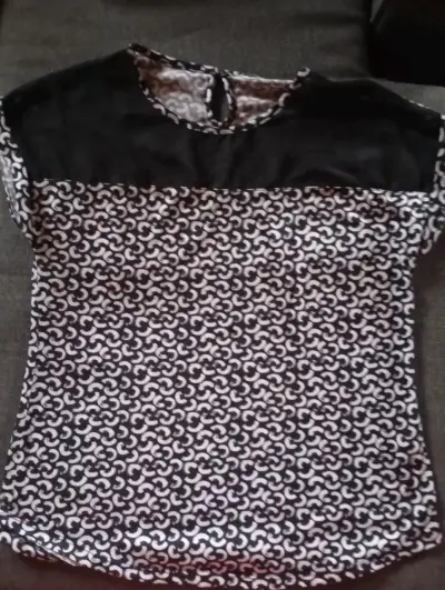 Polera estampada en blanco y negro - miniatura 2