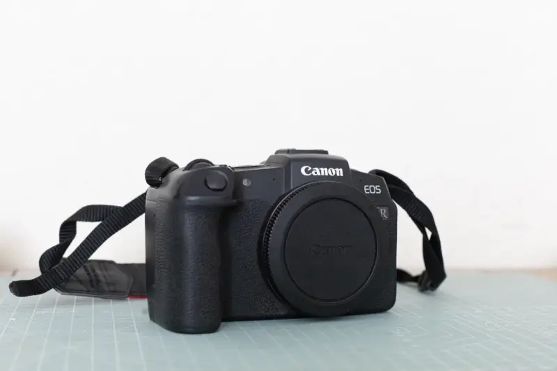 Cámara Canon EOS RP con cargador - 2