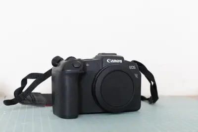 Cámara Canon EOS RP con cargador - miniatura 2