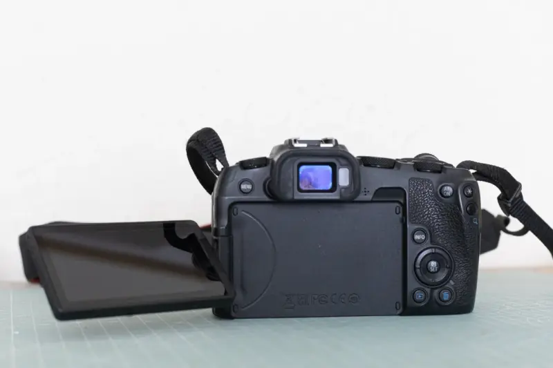 Cámara Canon EOS RP con cargador - 3