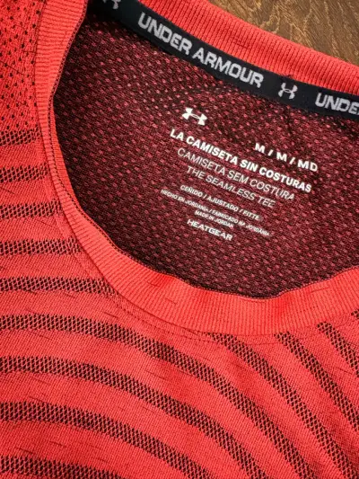 Polera deportiva roja Under Armour - miniatura 2