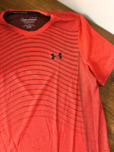 Polera deportiva roja Under Armour - miniatura 3