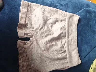 Shorts deportivos beige ajustados - miniatura 2