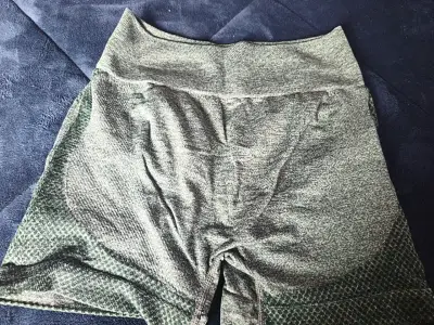 Shorts deportivos verde para mujer - miniatura 2