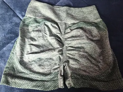Shorts deportivos verde para mujer - miniatura 3