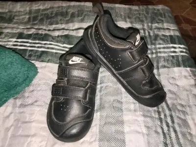 Zapatillas negras con velcro - miniatura 1