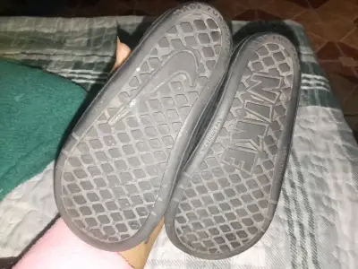 Zapatillas negras con velcro - miniatura 2