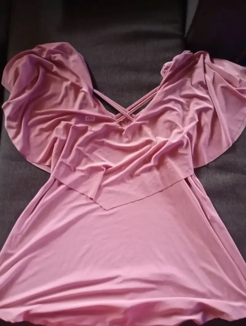 Vestido rosado con tirantes cruzados - 1