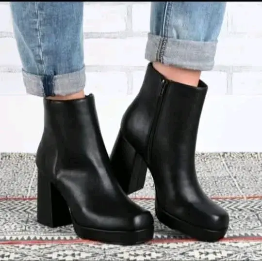Botines negros de cuero con taco