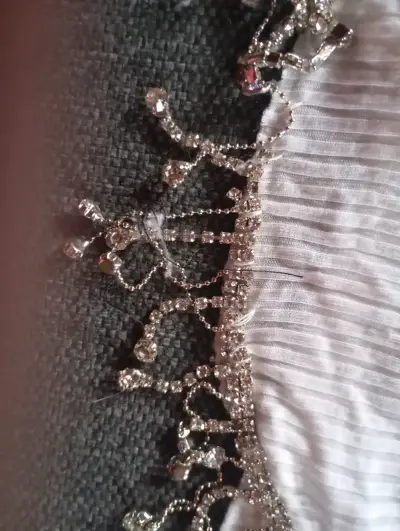 Polera blanca con detalles brillantes - miniatura 2