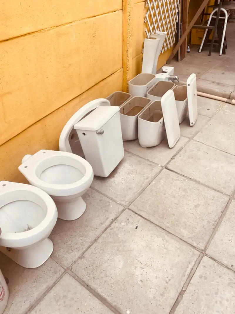 Inodoros y tanques de baño blancos - 1