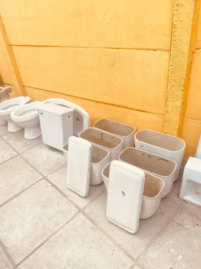 Inodoros y tanques de baño blancos - miniatura 2