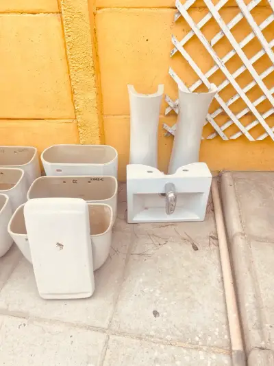 Inodoros y tanques de baño blancos - miniatura 3