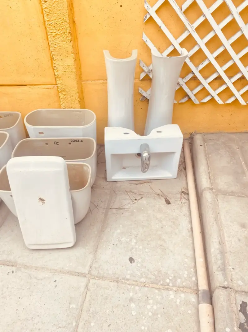 Inodoros y tanques de baño blancos - 4