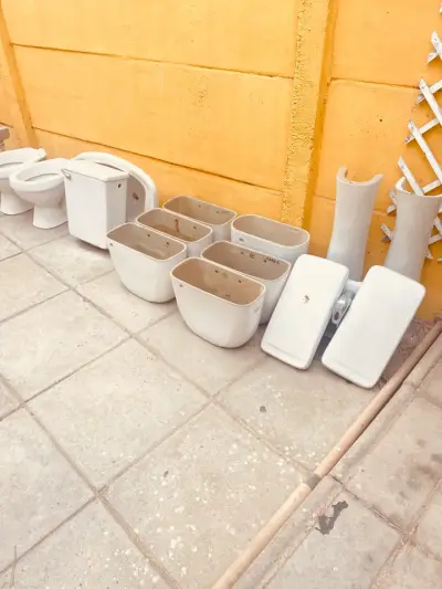 Inodoros y tanques de baño blancos - miniatura 5