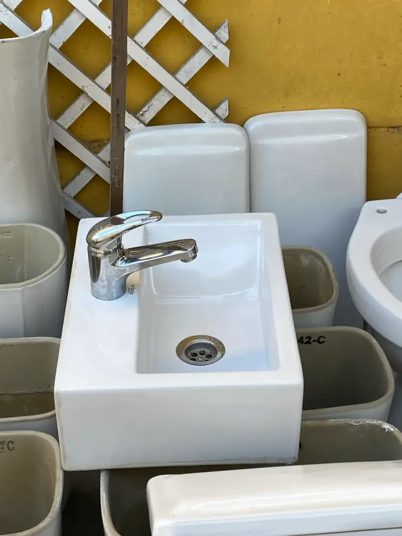Inodoros y tanques de baño blancos - 6