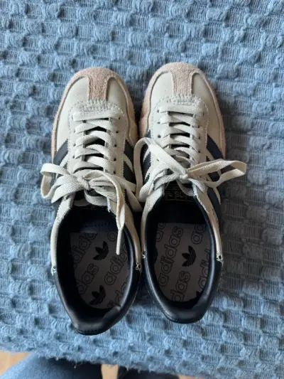 Zapatillas deportivas beige y negro - miniatura 1