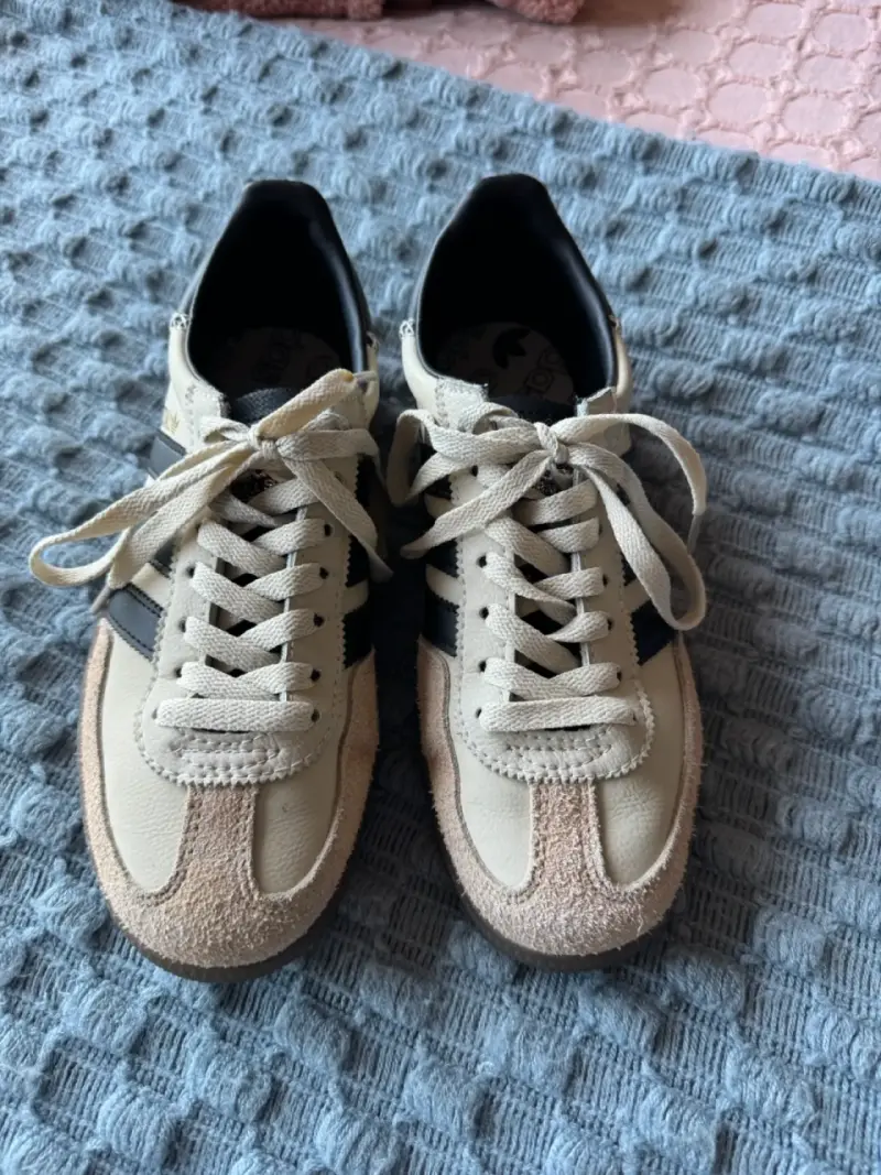 Zapatillas deportivas beige y negro - 2