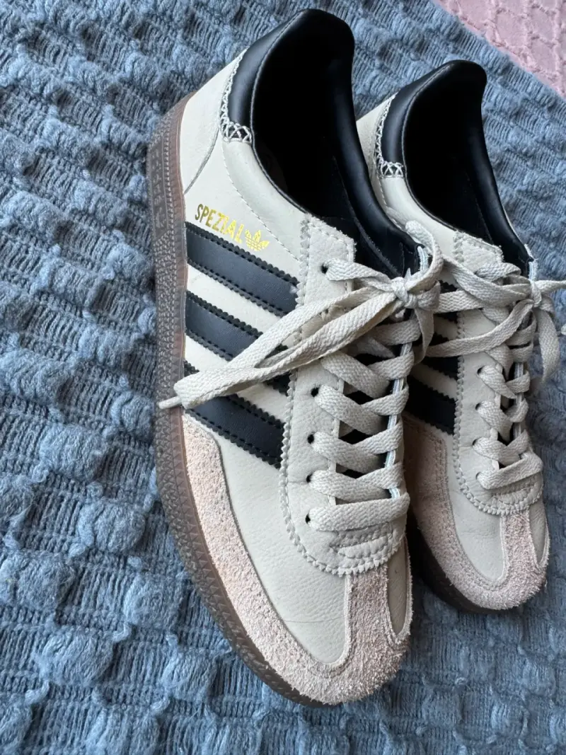 Zapatillas deportivas beige y negro - 3