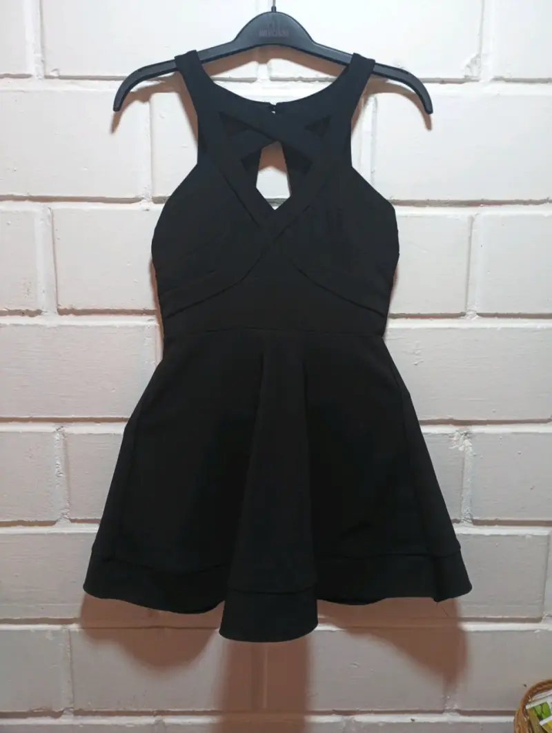 Vestido negro elegante con encaje - 2