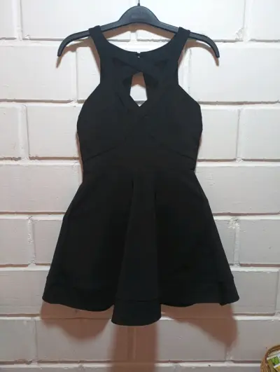 Vestido negro elegante con encaje - miniatura 2