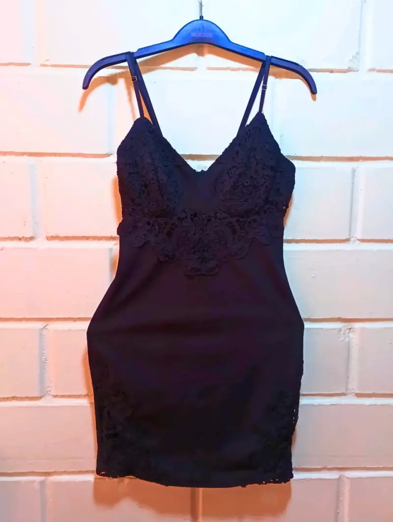 Vestido negro elegante con encaje - 3