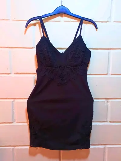 Vestido negro elegante con encaje - miniatura 3
