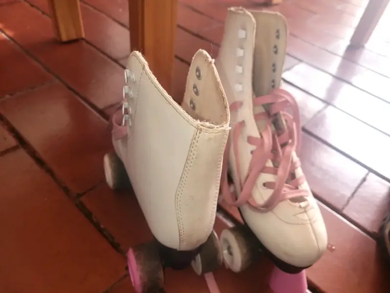 Patines blancos con cordones rosados - 2