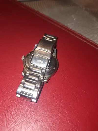 Reloj metálico negro analógico - miniatura 2