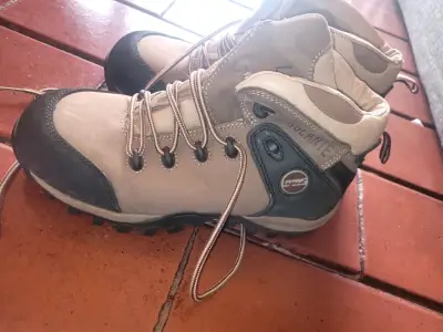 Botas de trekking beige y negro - miniatura 1