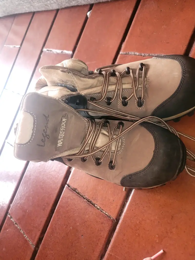 Botas de trekking beige y negro - 2