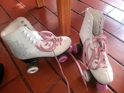 Patines de cuatro ruedas blancos - miniatura 1