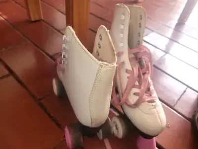 Patines de cuatro ruedas blancos - miniatura 2