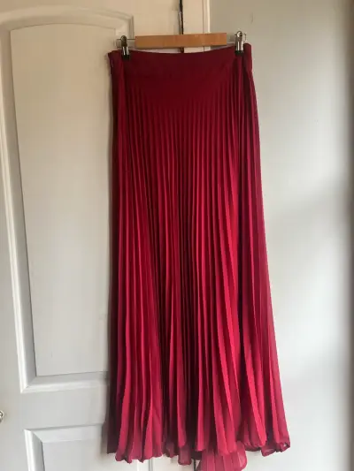 Falda plisada roja - miniatura 1