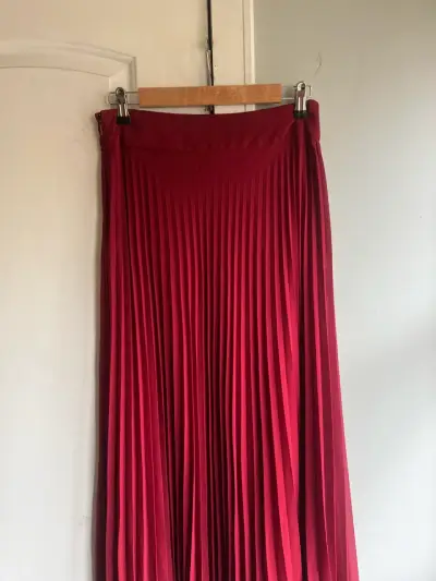 Falda plisada roja - miniatura 2