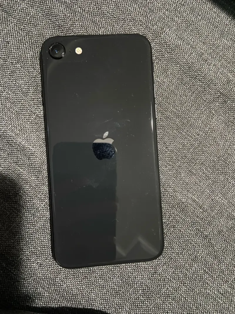 iPhone SE negro en buen estado segunda generación - 1