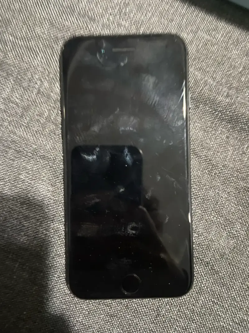 iPhone SE negro en buen estado segunda generación - 2