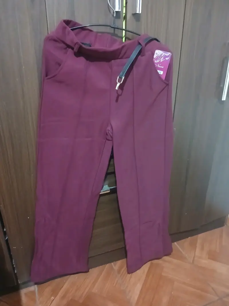 Pantalón color burdeo con cinturón