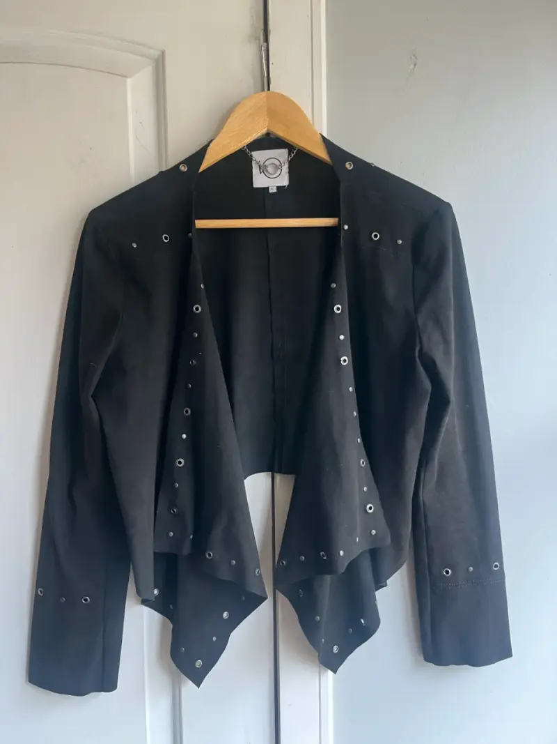 Chaqueta negra con ojales - 1