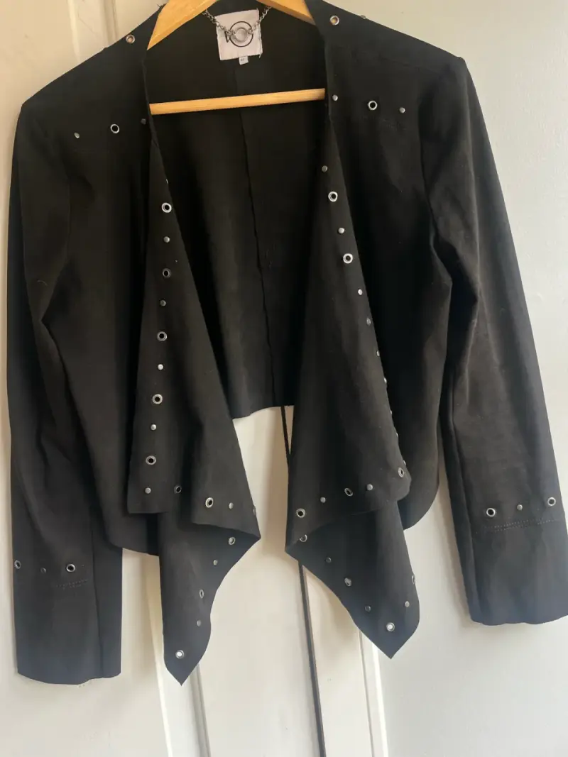 Chaqueta negra con ojales - 3