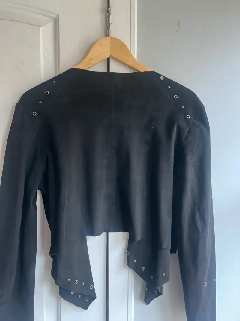 Chaqueta negra con ojales - 4