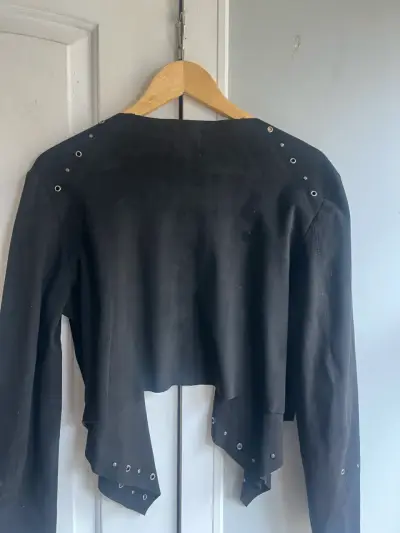 Chaqueta negra con ojales - miniatura 4