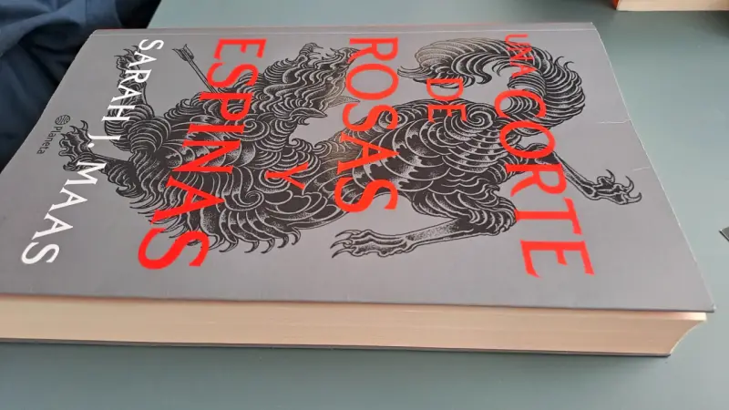 Libro 'Una corte de rosas y espinas' - 3