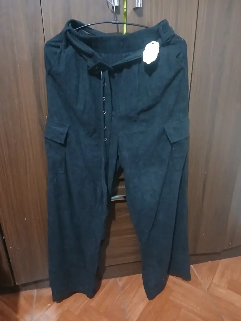 Pantalones negros con bolsillos de cotele