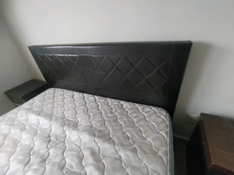 Cama con 2 veladore - 2