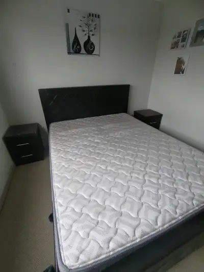 Cama con 2 veladore - miniatura 5