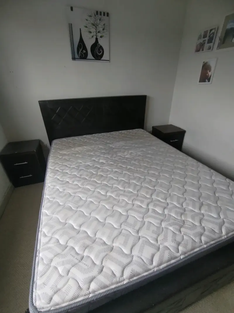 Cama con 2 veladore - 6