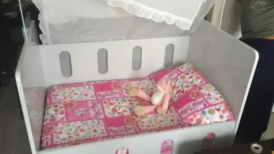Cuna de bebé blanca con colchón - miniatura 1