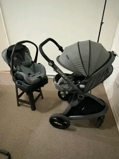 Coche de bebé con silla gris - miniatura 1